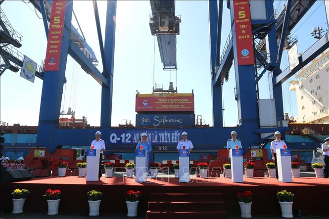 Trong ảnh: Lãnh đạo Tổng Công ty Tân Cảng Sài Gòn cùng các đơn vị thực hiện nghi thức đón TEU thứ 5 triệu thông qua Cảng Tân Cảng - Cát Lái. Ảnh: Thanh Vũ – TTXVN 