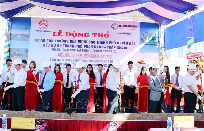 Trong ảnh: Nghi thức động thổ dự án xây dựng khu tái định cư. Ảnh: Công Thử - TTXVN