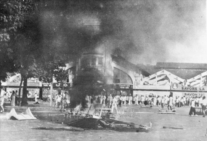 Với dã tâm cướp nước ta một lần nữa, ngày 23/9/1945, được sự giúp đỡ của quân Anh, thực dân Pháp nổ súng gây hấn ở Sài Gòn, mở đầu cuộc chiến tranh xâm lược Đông Dương lần thứ hai. Trong ảnh: Những ngày đầu kháng chiến ở Sài Gòn. Ảnh: Tư liệu TTXVN