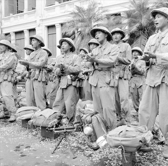 Trong ảnh: Bộ đội sẵn sàng chiến đấu bảo vệ Thủ đô trong những ngày đầu Toàn quốc kháng chiến, tháng 12/1946. Ảnh: TTXVN phát