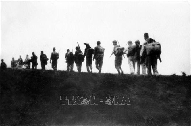 Trong ảnh: Đêm 17, rạng sáng 18/2/1947, lực lượng của Trung đoàn Thủ đô chia thành từng đơn vị nhỏ cùng nhân dân Liên khu phố I lặng lẽ đi dưới gầm cầu Long Biên, vượt sông Hồng, sông Đuống, bí mật vượt qua vòng vây an toàn lên chiến khu, kết thúc 60 ngày đêm giam chân quân Pháp trong lòng Hà Nội. Ảnh: Tư liệu/TTXVN phát