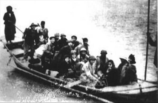 Trong ảnh: Đêm 17, rạng sáng 18/2/1947, lực lượng của Trung đoàn Thủ đô chia thành từng đơn vị nhỏ cùng nhân dân Liên khu phố I lặng lẽ đi dưới gầm cầu Long Biên, vượt sông Hồng, sông Đuống, bí mật vượt qua vòng vây an toàn lên chiến khu, kết thúc 60 ngày đêm giam chân quân Pháp trong lòng Hà Nội. Ảnh: Tư liệu/TTXVN phát