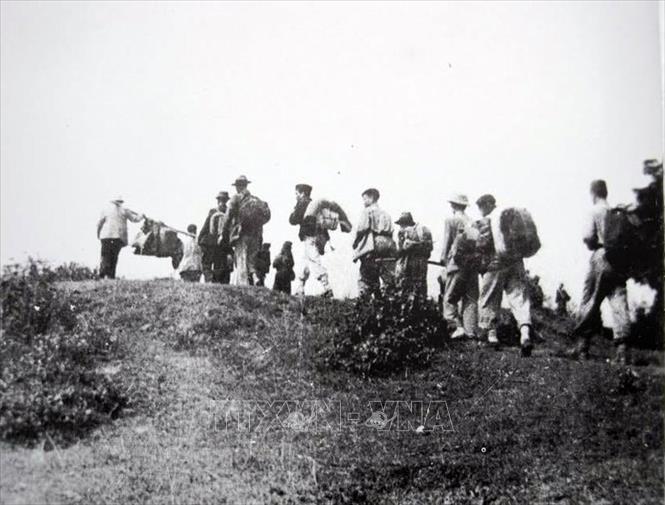 Trong ảnh: Đêm 17, rạng sáng 18/2/1947, lực lượng của Trung đoàn Thủ đô chia thành từng đơn vị nhỏ cùng nhân dân Liên khu phố I lặng lẽ đi dưới gầm cầu Long Biên, vượt sông Hồng, sông Đuống, bí mật vượt qua vòng vây an toàn lên chiến khu, kết thúc 60 ngày đêm giam chân quân Pháp trong lòng Hà Nội. Ảnh: Tư liệu/TTXVN phát