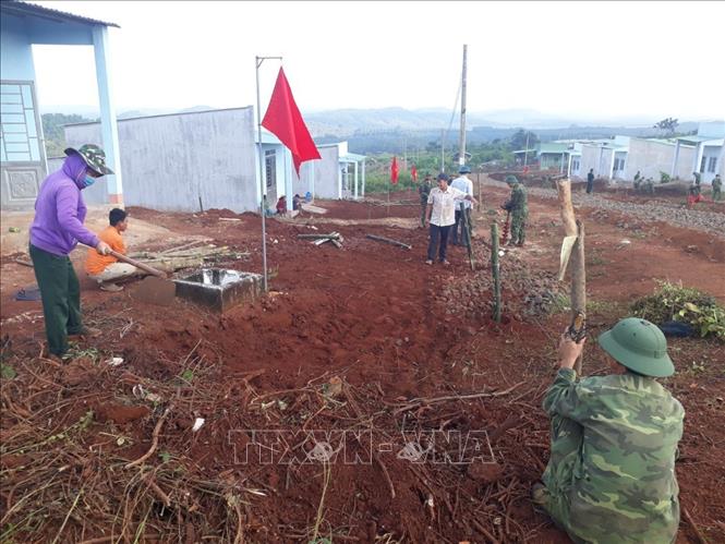 Trong ảnh: Lực lượng vũ trang và Đoàn kinh tế - Quốc phòng 778 cùng nhân dân thôn Hai Căn ở Tiểu khu 119 xã Phú Nghĩa, huyện Bù Gia Mập “hợp sức” làm đường nông thôn mới. Ảnh: Dương Chí Tưởng -TTXVN