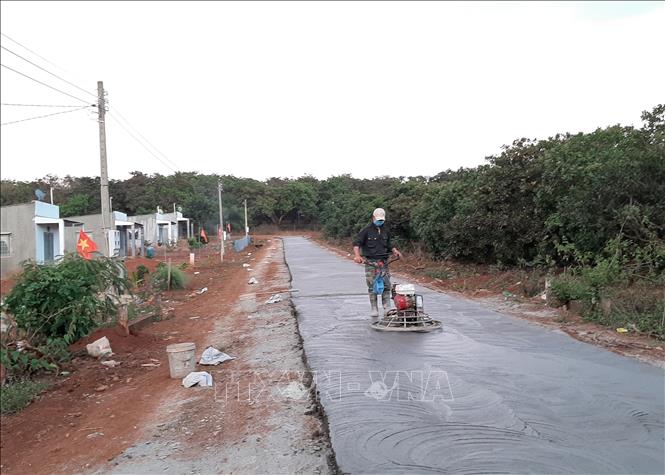 Trong ảnh: Đường nông thôn mới tại thôn Hai Căn, Tiểu khu 119 xã Phú Nghĩa, huyện Bù Gia Mập. Ảnh: Dương Chí Tưởng -TTXVN
