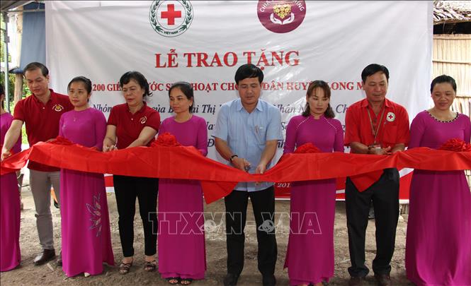 Trong ảnh: Các đại biểu cắt băng khánh thành công trình. Ảnh: Hồng Thái - TTXVN
