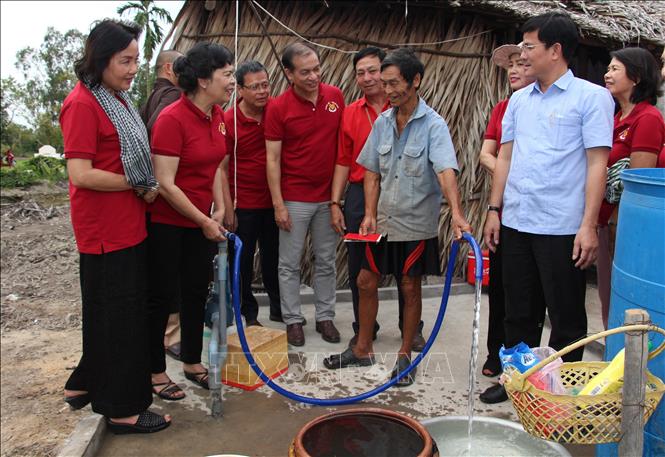 Trong ảnh: Công trình giếng nước khoan tạo điều kiện cho người dân được sử dụng nước hợp vệ sinh. Ảnh: Hồng Thái - TTXVN