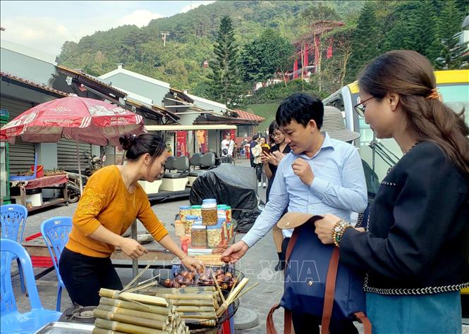 Trong ảnh: Đoàn khảo sát tìm hiểu món ăn địa phương tại  Khu di tích danh thắng Tây Thiên. Ảnh: Hoàng Hùng - TTXVN