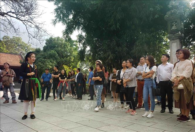 Trong ảnh: Đoàn khảo sát nghe hướng dẫn viên giới thiệu về đền Mẫu tại Khu di tích danh thắng Tây Thiên. Ảnh: Hoàng Hùng - TTXVN