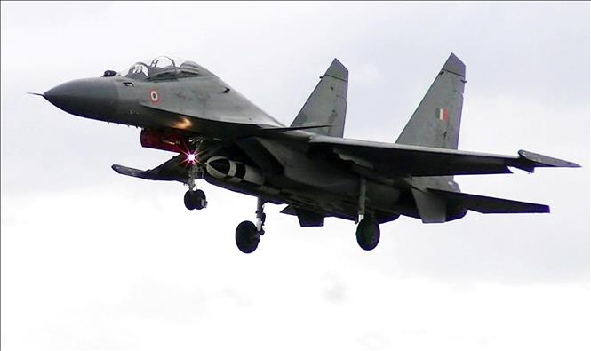 Trong ảnh (tư liệu): Tên lửa hành trình siêu thanh BrahMos chuẩn bị được phóng từ chiến đấu cơ Su-30 MKI của Ấn Độ. Ảnh: AFP/TTXVN