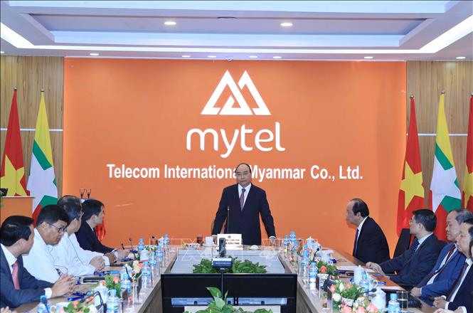 Trong ảnh: Thủ tướng Nguyễn Xuân Phúc nói chuyện với cán bộ, nhân viên Công ty viễn thông Mytel. Ảnh: Thống Nhất – TTXVN
