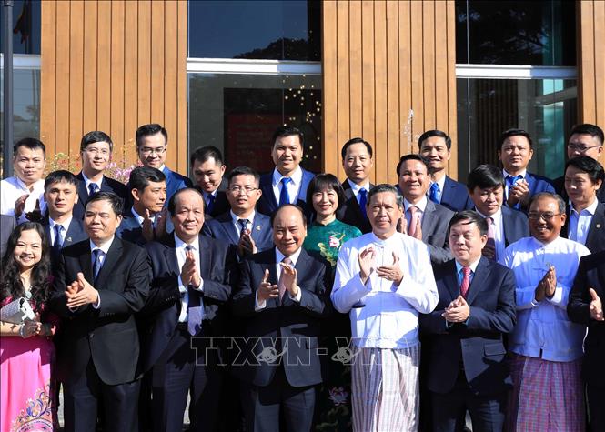 Trong ảnh: Thủ tướng Nguyễn Xuân Phúc với cán bộ, nhân viên Công ty viễn thông Mytel. Ảnh: Thống Nhất – TTXVN
