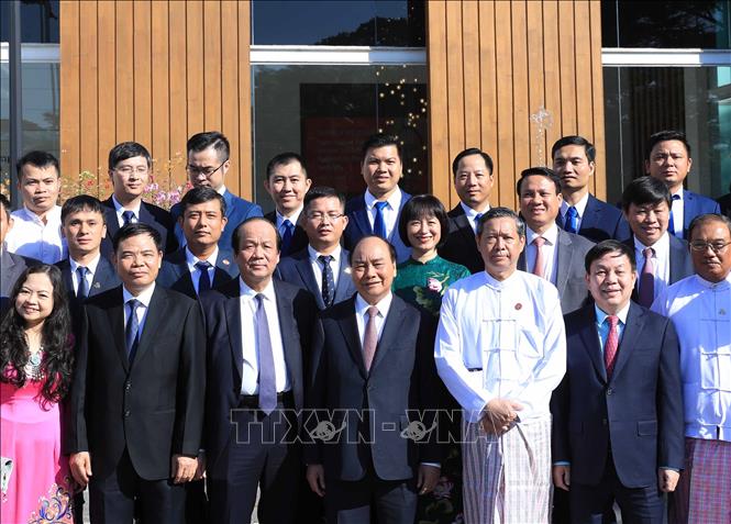 Trong ảnh: Thủ tướng Nguyễn Xuân Phúc với cán bộ, nhân viên Công ty viễn thông Mytel. Ảnh: Thống Nhất – TTXVN
