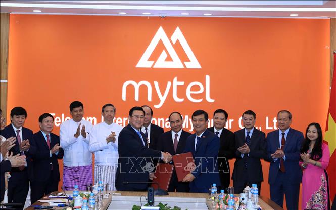 Trong ảnh: Thủ tướng Nguyễn Xuân Phúc chứng kiến ký thỏa hợp tác giữa HDbank và Công ty viễn thông Mytel. Ảnh: Thống Nhất – TTXVN