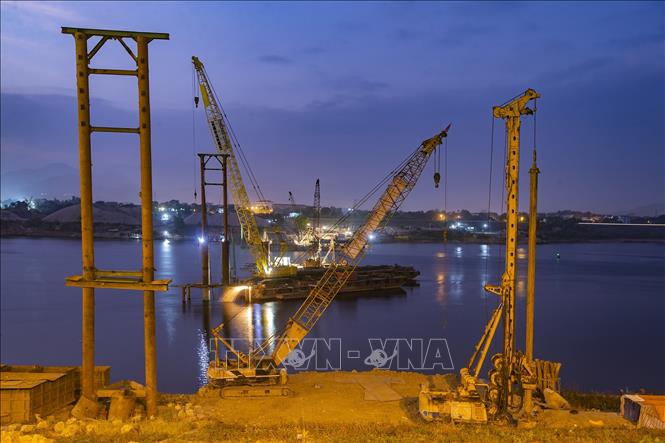 Trong ảnh: Các hạng mục đầu tiên của cầu Hòa Bình 2 cũng đang được các đơn vị đẩy nhanh tiến độ, thi công cả ngày lẫn đêm. Ảnh: Trọng Đạt – TTXVN 