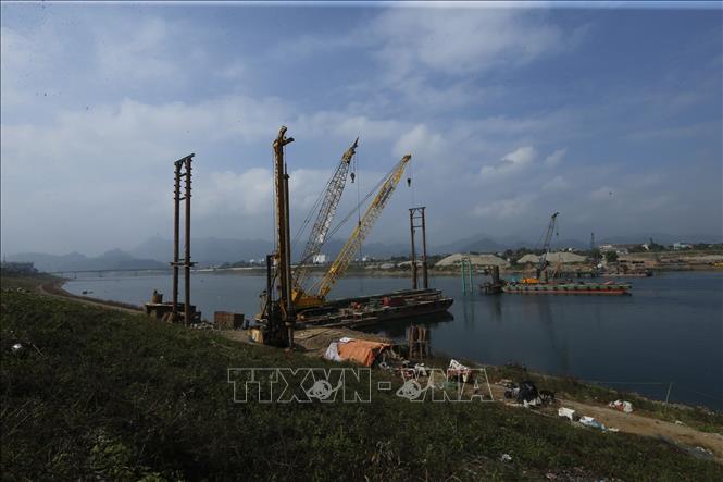 Trong ảnh: Các hạng mục đầu tiên của cầu Hòa Bình 2 cũng đang được các đơn vị đẩy nhanh tiến độ thi công. Ảnh: Trọng Đạt – TTXVN 