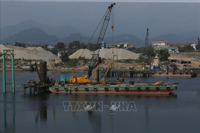 Trong ảnh: Các hạng mục đầu tiên của cầu Hòa Bình 2 cũng đang được các đơn vị đẩy nhanh tiến độ thi công. Ảnh: Trọng Đạt – TTXVN 