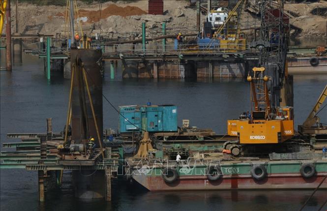 Trong ảnh: Các hạng mục đầu tiên của cầu Hòa Bình 2 đang được các đơn vị đẩy nhanh thi công. Ảnh: Trọng Đạt – TTXVN 