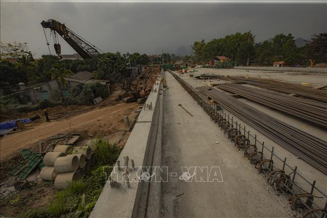 Trong ảnh: Cầu Hòa Bình 3 nằm trên địa phận phường Thịnh Lang và xã Trung Minh đang được các đơn vị thi công hoàn thiện các hạng mục còn lại. Ảnh: Trọng Đạt – TTXVN