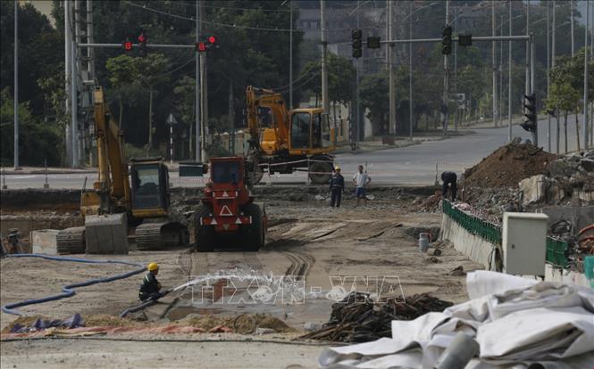 Trong ảnh: Cầu Hòa Bình 3 nằm trên địa phận phường Thịnh Lang và xã Trung Minh đang được các đơn vị thi công hoàn thiện các hạng mục còn lại. Ảnh: Trọng Đạt – TTXVN