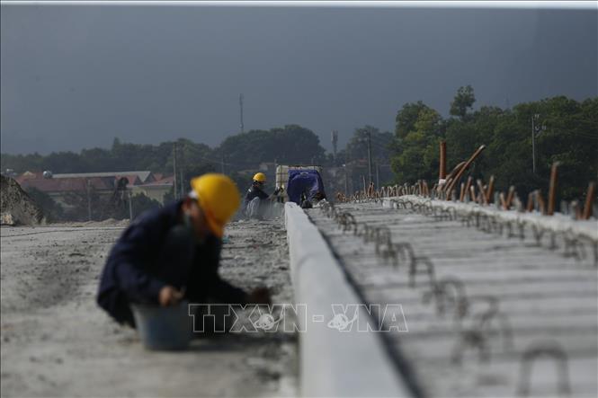 Trong ảnh: Cầu Hòa Bình 3 nằm trên địa phận phường Thịnh Lang và xã Trung Minh (TP Hòa Bình) đang được các đơn vị thi công khẩn trương hoàn thiện các hạng mục. Ảnh: Trọng Đạt – TTXVN