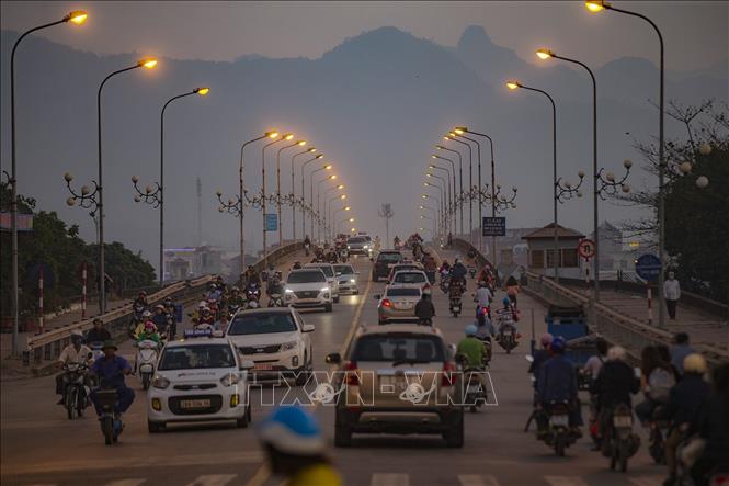 Trong ảnh: Vào giờ cao điểm, lưu lượng phương tiện qua cầu Hòa Bình 1 tăng cao, gây ra tình trạng quá tải và mất an toàn cho người tham gia giao thông. Ảnh: Trọng Đạt – TTXVN