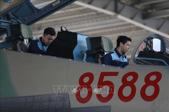 Trong ảnh: Đội ngũ kỹ thuật hàng không, chuẩn bị và kiểm tra kỹ thuật máy bay tiêm kích đa năng SU-30MK2 trước khi bàn giao cho phi công. Ảnh: Dương Giang – TTXVN