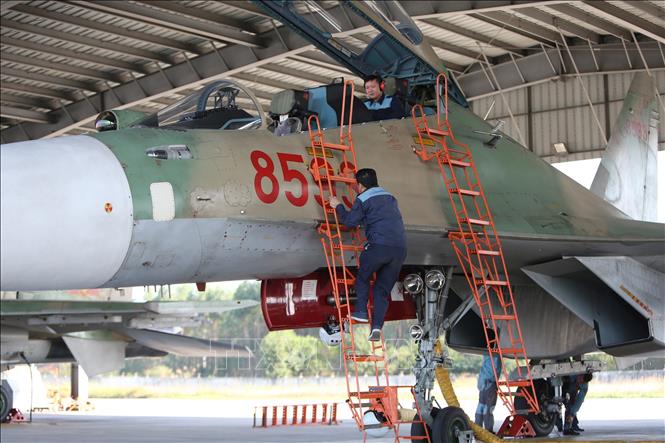 Trong ảnh: Đội ngũ kỹ thuật hàng không, chuẩn bị và kiểm tra kỹ thuật máy bay tiêm kích đa năng SU-30MK2 trước khi bàn giao cho phi công. Ảnh: Dương Giang – TTXVN
