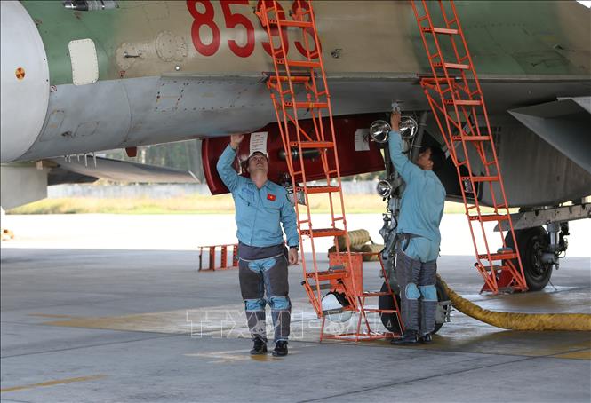 Trong ảnh: Phi công của Trung đoàn 927 kiểm tra và tiếp nhận máy bay SU-30MK2 trước khi bay làm nhiệm vụ. Ảnh: Dương Giang – TTXVN