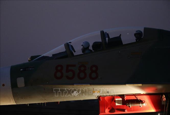 Trong ảnh: Phi công huấn luyện bay đêm trên máy bay tiêm kích SU-30MK2 tại sân bay Kép (Bắc Giang). Ảnh: Dương Giang - TTXVN