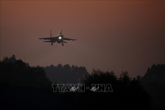 Trong ảnh: Máy bay tiêm kích SU-30MK2 bay huấn luyện đêm tại sân bay Kép (Bắc Giang). Ảnh: Dương Giang - TTXVN