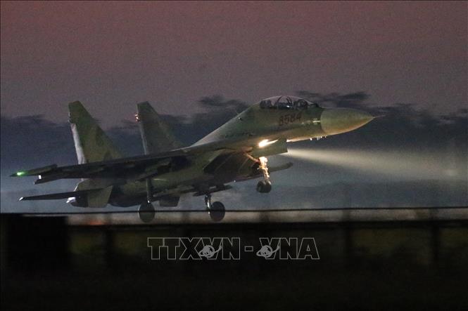 Trong ảnh: Máy bay tiêm kích SU-30MK2 bay đêm tại sân bay Kép (Bắc Giang). Ảnh: Dương Giang - TTXVN