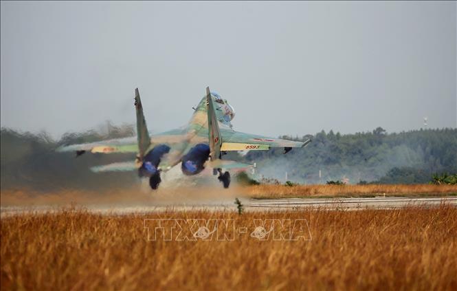 Trong ảnh: Phi công điều khiển máy bay tiêm kích đa năng SU-30MK2 thế hệ mới cất cánh làm nhiệm vụ. Ảnh: Dương Giang - TTXVN