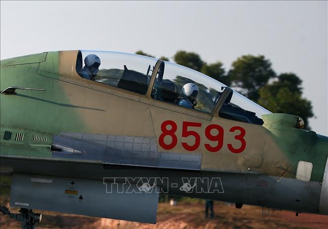 Trong ảnh: Phi công điều khiển máy bay tiêm kích đa năng SU-30MK2 thế hệ mới cất cánh làm nhiệm vụ. Ảnh: Dương Giang - TTXVN