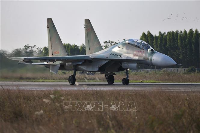 Trong ảnh: Máy bay tiêm kích đa năng SU-30MK2 chuẩn bị cất cánh làm nhiệm vụ huấn luyện. Ảnh: Dương Giang - TTXVN