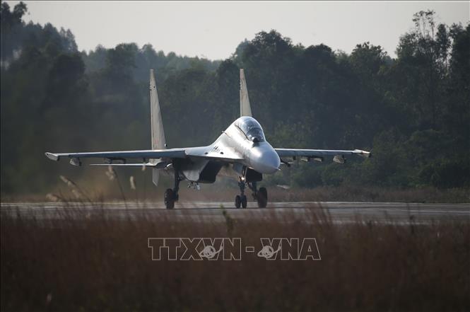 Trong ảnh: Máy bay tiêm kích đa năng SU-30MK2 chuẩn bị cất cánh làm nhiệm vụ huấn luyện. Ảnh: Dương Giang - TTXVN