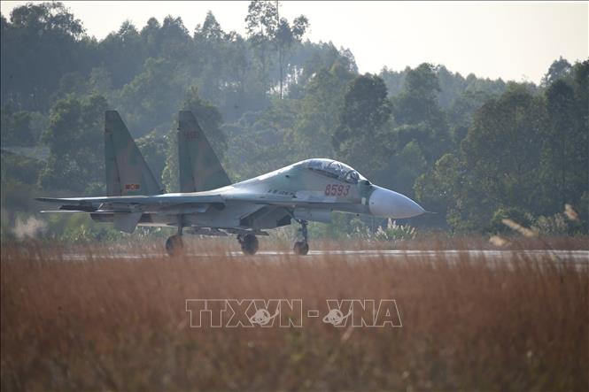 Trong ảnh: Máy bay tiêm kích đa năng SU-30MK2 chuẩn bị cất cánh làm nhiệm vụ huấn luyện. Ảnh: Dương Giang - TTXVN
