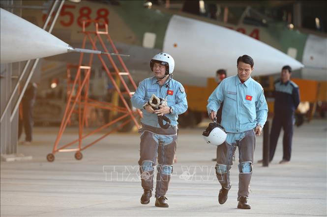 Trong ảnh: Phi công tiêm kích đa năng SU-30MK2 hoàn thành chuyến bay huấn luyện tại sân bay Kép (Bắc Giang). Ảnh: Dương Giang - TTXVN