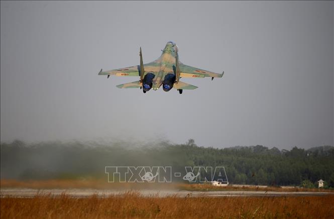 Trong ảnh: Phi công điều khiển máy bay tiêm kích đa năng SU-30MK2 thế hệ mới cất cánh làm nhiệm vụ. Ảnh: Dương Giang - TTXVN