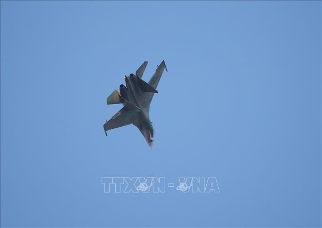 Trong ảnh: Phi công điều khiển máy bay tiêm kích đa năng SU-30MK2 thực hành các bài bay huấn luyện trên không. Ảnh: Dương Giang – TTXVN