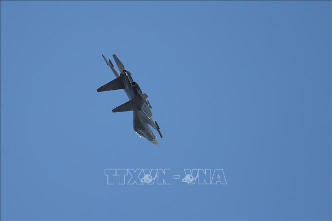Trong ảnh: Phi công điều khiển máy bay tiêm kích đa năng SU-30MK2 thực hành các bài bay huấn luyện trên không. Ảnh: Dương Giang – TTXVN