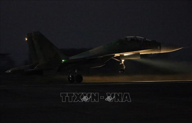 Trong ảnh: Máy bay tiêm kích SU-30MK2 bay đêm tại sân bay Kép (Bắc Giang). Ảnh: Dương Giang - TTXVN