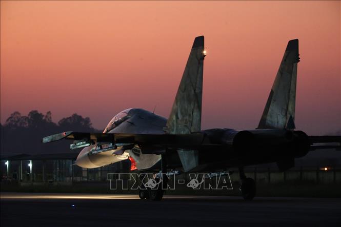 Trong ảnh: Phi công huấn luyện bay đêm trên máy bay tiêm kích SU-30MK2 tại sân bay Kép (Bắc Giang). Ảnh: Dương Giang - TTXVN