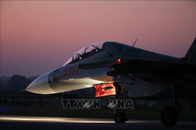 Trong ảnh: Phi công huấn luyện bay đêm trên máy bay tiêm kích SU-30MK2 tại sân bay Kép (Bắc Giang). Ảnh: Dương Giang - TTXVN