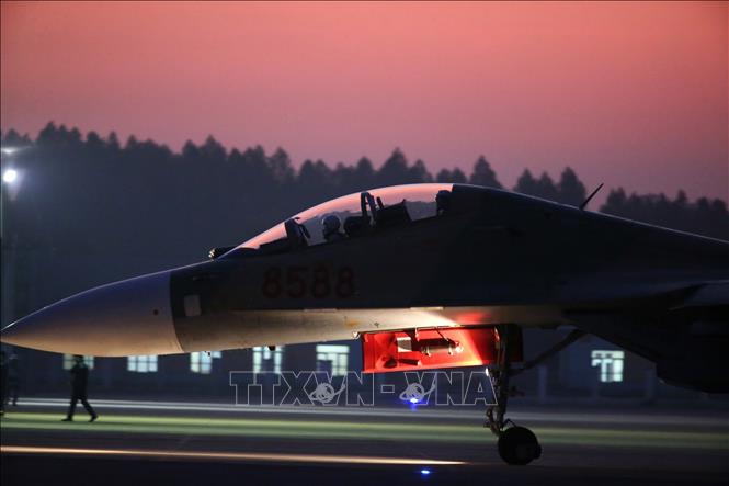 Trong ảnh: Phi công huấn luyện bay đêm trên máy bay tiêm kích SU-30MK2 tại sân bay Kép (Bắc Giang). Ảnh: Dương Giang - TTXVN