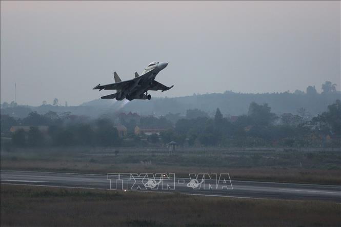 Trong ảnh: Máy bay tiêm kích đa năng SU-30MK2 làm nhiệm vụ huấn luyện, sẵn sàng chiến đấu bảo vệ vùng trời Tổ quốc. Ảnh: Dương Giang – TTXVN