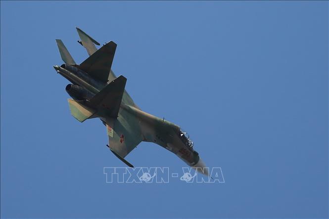 Trong ảnh: Phi công điều khiển máy bay tiêm kích đa năng SU-30MK2 thực hành các bài bay huấn luyện trên không. Ảnh: Dương Giang – TTXVN
