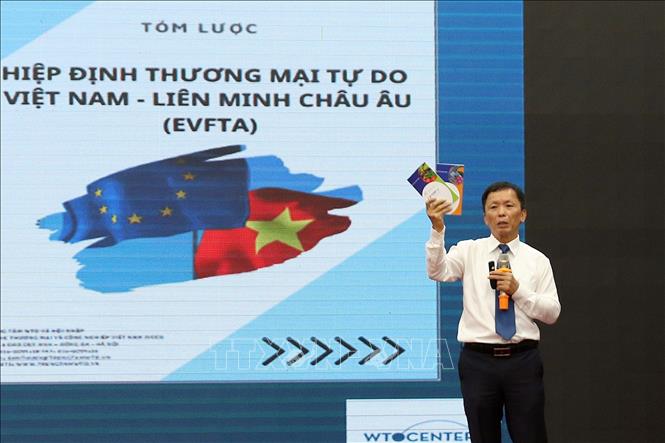 Luật sư Trần Hữu Huỳnh, Chủ tịch Trung tâm trọng tài quốc tế Việt Nam (VIAC) thông tin về cơ hội và thách thức đối với doanh nghiệp Việt Nam trong bối cảnh hội nhập quốc tế. Ảnh: Kim Há-TTXVN