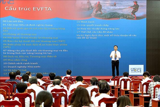 Luật sư Trần Hữu Huỳnh, Chủ tịch Trung tâm trọng tài quốc tế Việt Nam (VIAC) thông tin về cơ hội và thách thức đối với doanh nghiệp Việt Nam trong bối cảnh hội nhập quốc tế. Ảnh: Kim Há-TTXVN