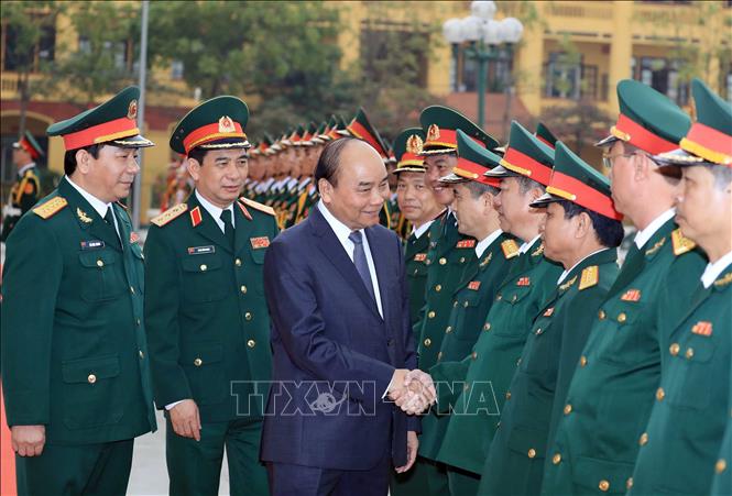 Trong ảnh: Thủ tướng Nguyễn Xuân Phúc với các cán bộ, sỹ quan chỉ huy Bộ Tư lệnh Binh chủng Tăng Thiết giáp. Ảnh: Thống Nhất – TTXVN